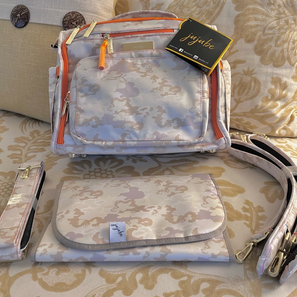 NWT Retired Jujube BFF Camo Convertible Travel Backpack/Messenger Diaper Bag